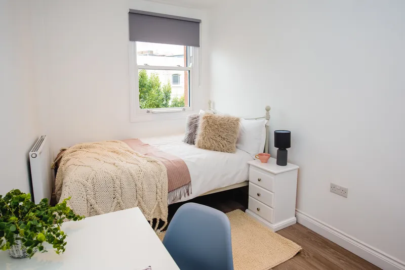 Flat E, 25 Lister Gate - Luxury 5 Bed City Centre Apartment - Thumbnail 5